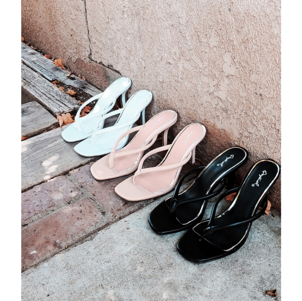 π¨LAST CHANCE//Nude thong Sandal - Picture 2 of 3